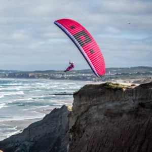 widok paralotni na tle małego morza